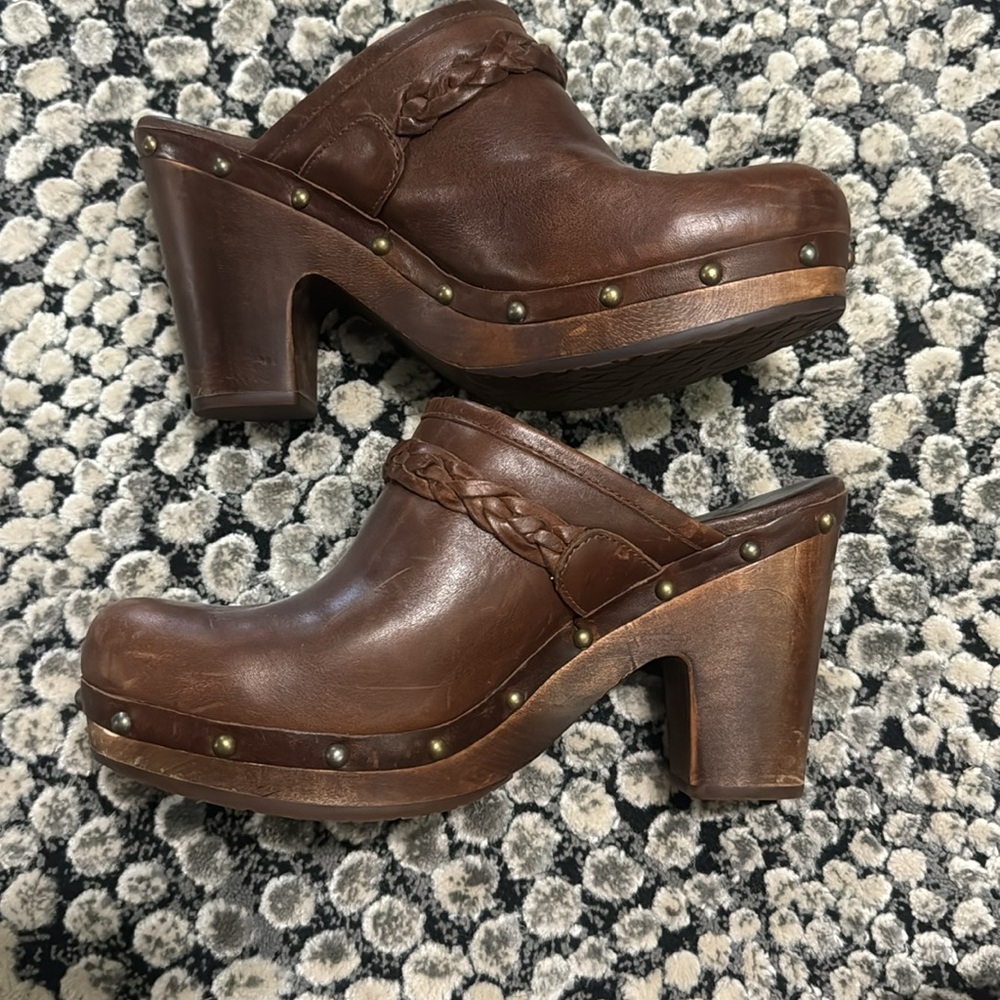 Ugg Genuine Leather and Sherpa Clogs - Picture 2 of 4